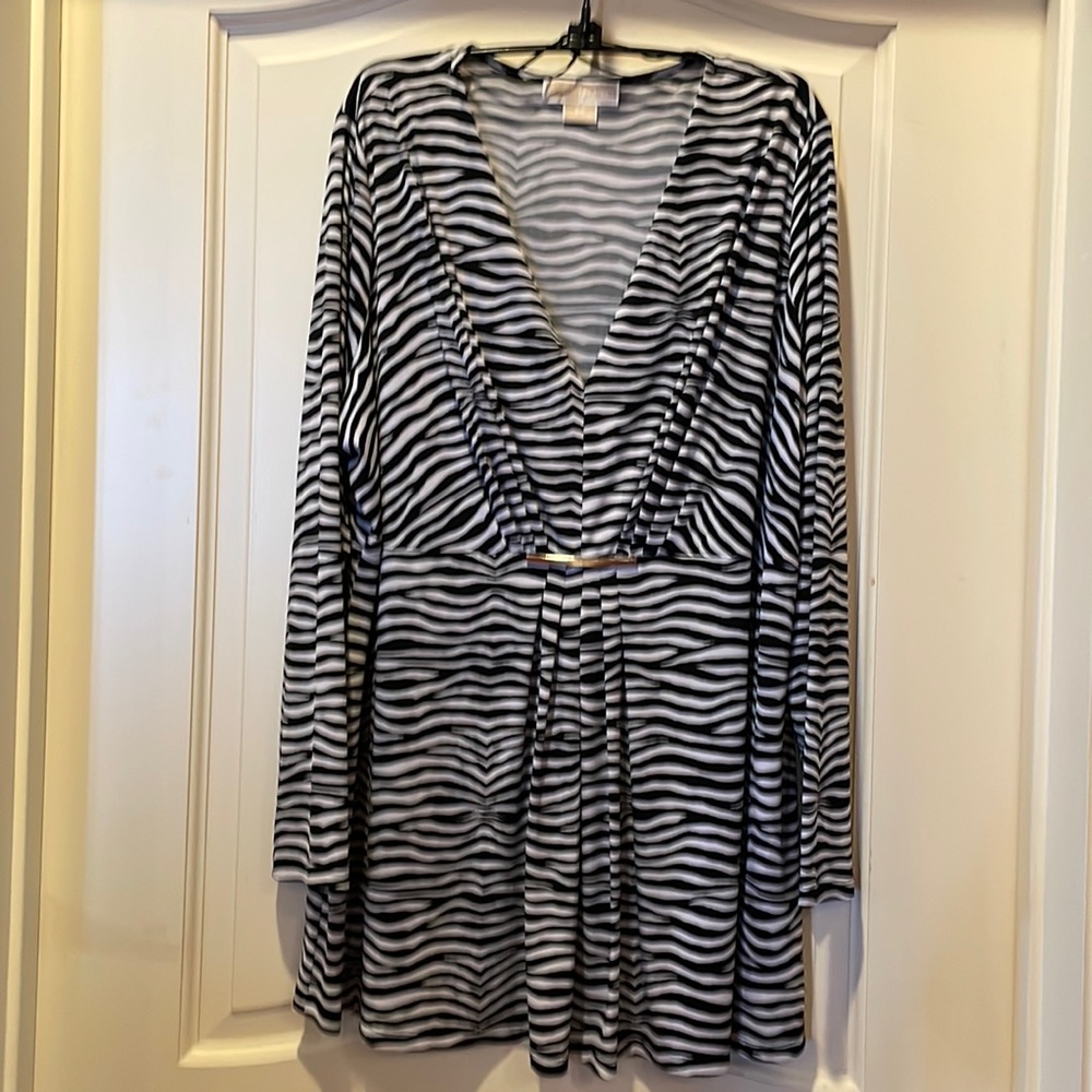 Classic black and white long v-neck top from Michael Kors